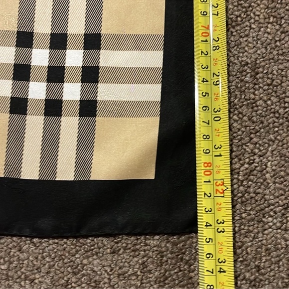 Burberry 💯 silk like new - Picture 4 of 7